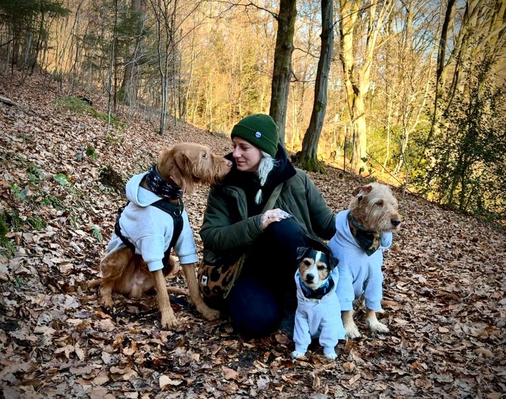 Hundespaziergang im Wald mit Frau