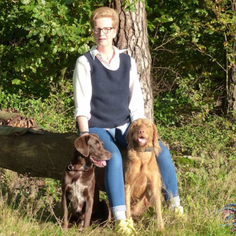 Frau mit zwei Hunden
