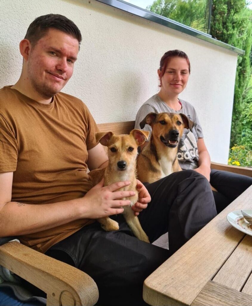 Mann, Frau, zwei Hunde