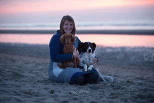 Frau mit Hunden am Strand