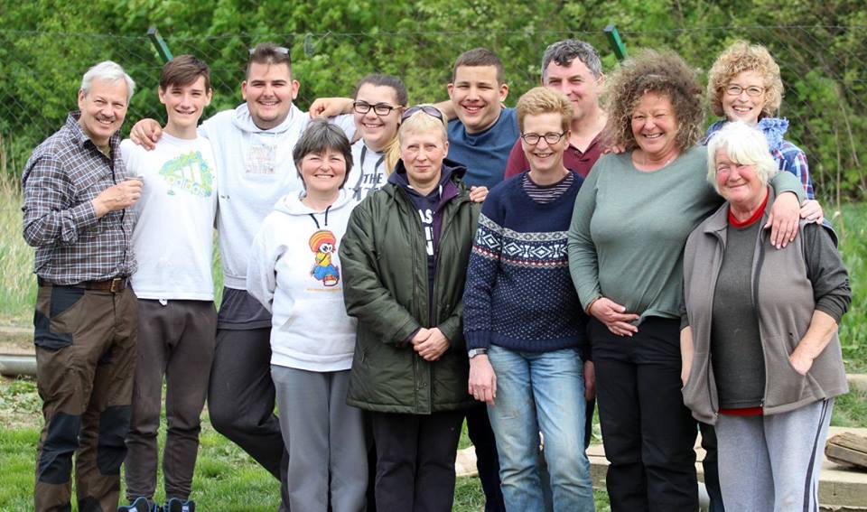 Gruppe von lachenden Menschen