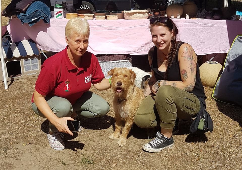 Zwei Frauen und Hund