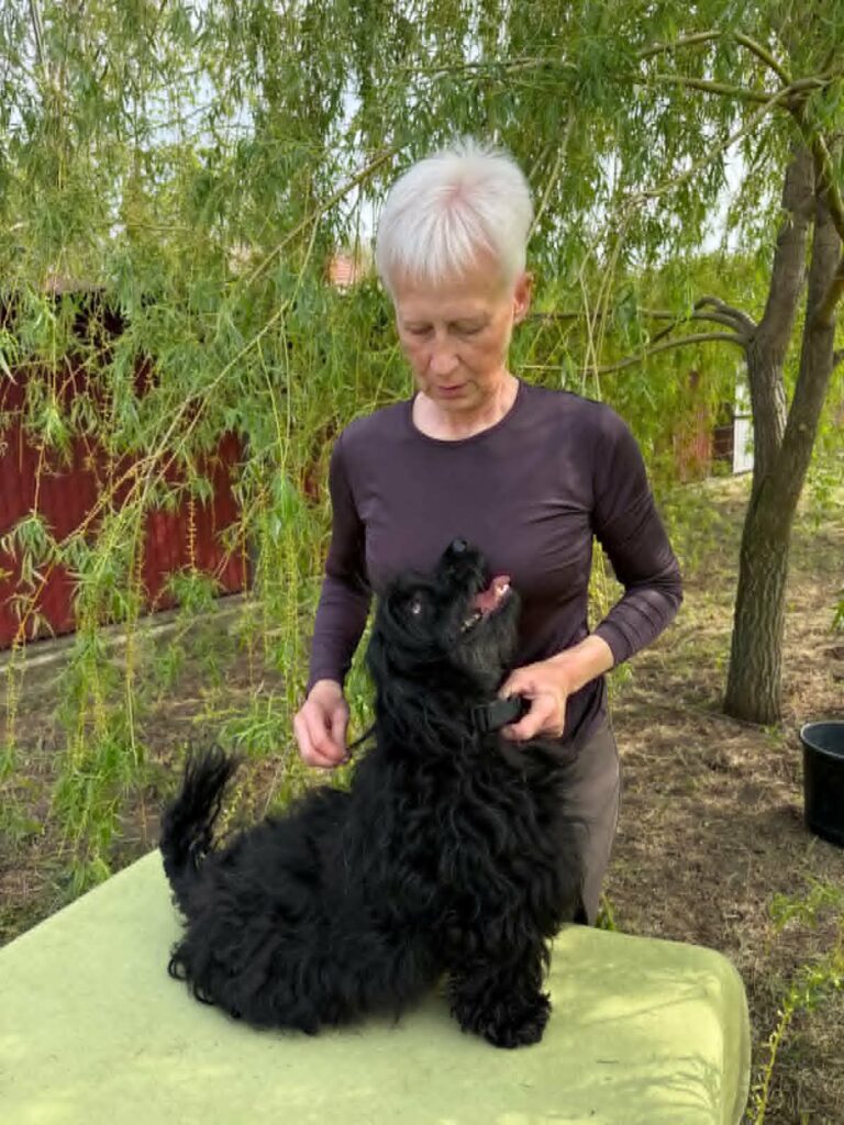 Frau und schwarzer Hund