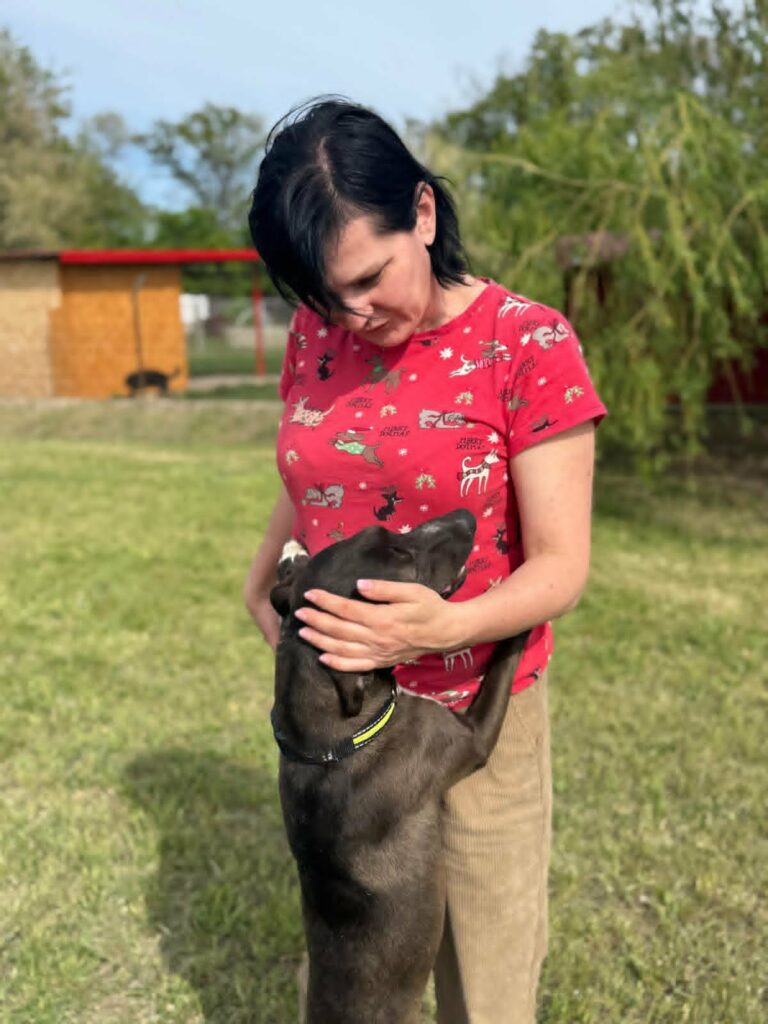 Frau mit Hund im Freien