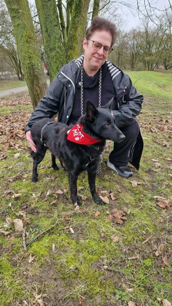 Mann mit schwarzem Hund